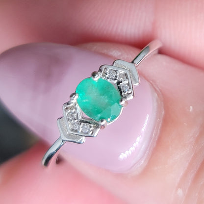Silver Emerald Ring: A Touch of Timeless Elegance