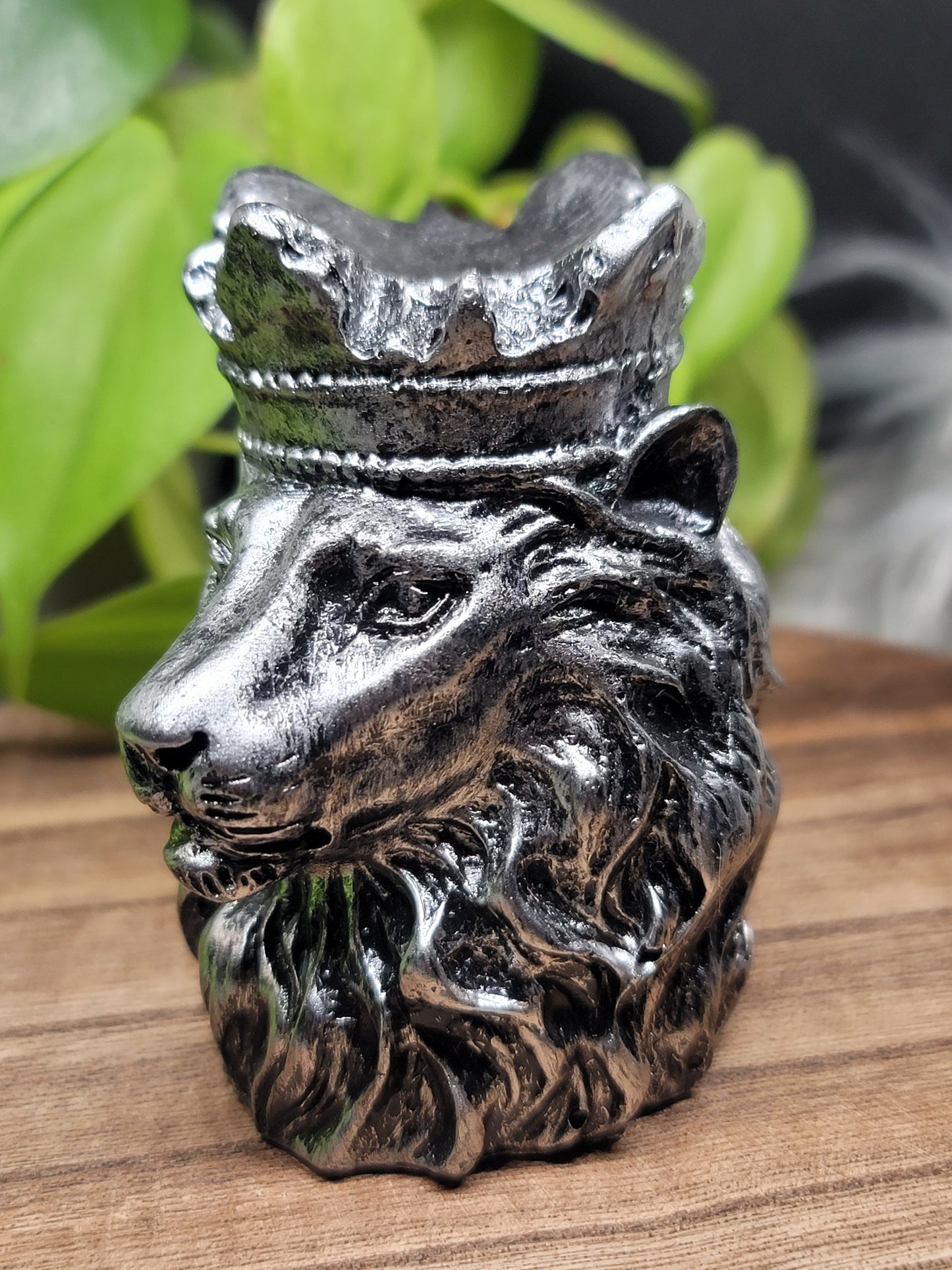 Lion Crystal Holder: Bold Strength and Regal Elegance