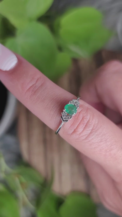 Silver Emerald Ring: A Touch of Timeless Elegance