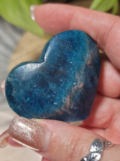 Blue Apatite Heart – Intuition, Focus & Purpose-Driven Energy