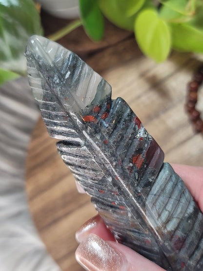 Carved Crystal Feather – Spiritual Release, Lightness & Energetic Rebirth