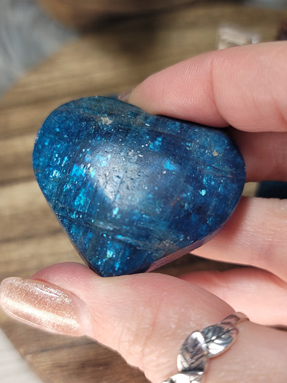 Blue Apatite Heart – Intuition, Focus & Purpose-Driven Energy